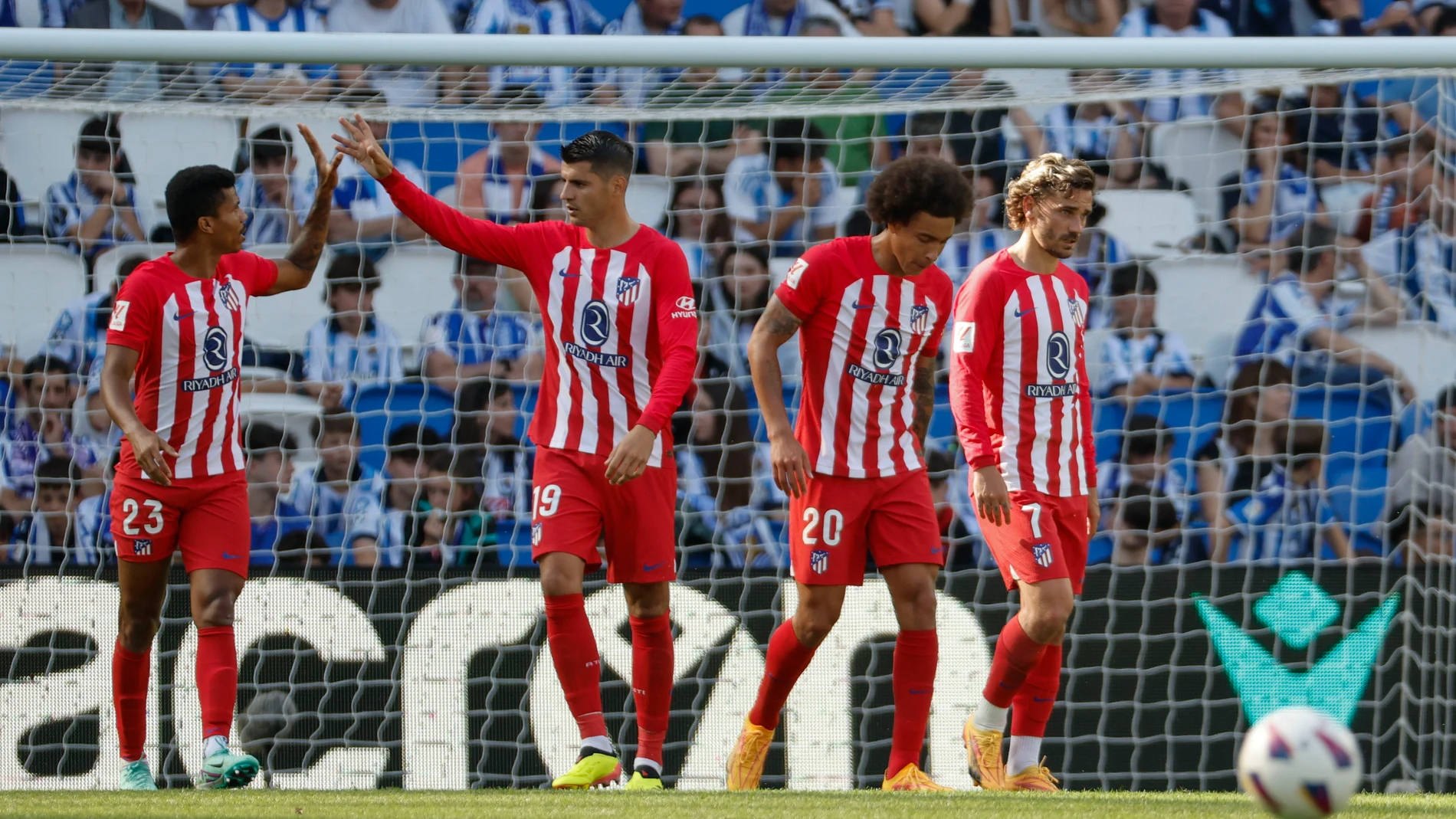 SAN SEBASTIÁN, 25/05/2024.- El defensa del Atlético de Madrid Reinildo Mandava (i) celebra con Álvaro Morata (2i) su gol contra la Real Sociedad, durante el partido de la jornada 38 de LaLiga EA Sports, este sábado en el estadio Reale Arena en San Sebastián.- EFE/Juan Herrero