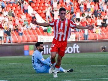 ALMER&Iacute;A, 25/05/2024.- El centrocampista de la UD Almer&iacute;a Sergio Arribas celebra su gol ante el Cadiz CF, durante el partido de la jornada 38 de LaLiga EA Sports que UD Almer&iacute;a y C&aacute;diz CF disputan este s&aacute;bado en el Power Horse Stadium, en Almer&iacute;a. EFE / Carlos Barba 
