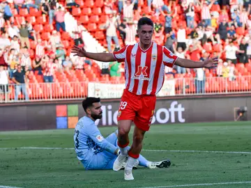 Almería - Cádiz ALMERÍA, 25/05/2024.- El centrocampista de la UD Almería Sergio Arribas celebra su gol ante el Cadiz CF, durante el partido de la jornada 38 de LaLiga EA Sports que UD Almería y Cádiz CF disputan este sábado en el Power Horse Stadium, en Almería. EFE / Carlos Barba