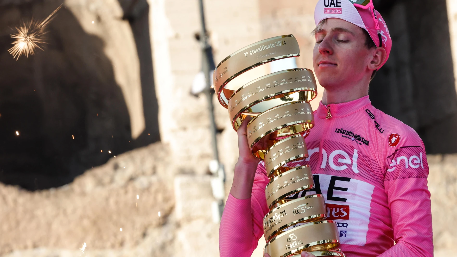 Rome (Italy), 26/05/2024.- Slovenian rider Tadej Pogacar of Uae Team Emirates celebrates with the trophy after winning of the Giro d'Italia 2024 cycling tour, in Rome, Italy, 26 May 2024. (Ciclismo, Italia, Eslovenia, Roma) EFE/EPA/GIUSEPPE LAMI