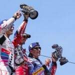 Jorge Martín, Pecco Bagnaia y Marc Márquez, en el podio de Montmeló