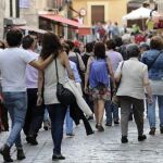 Personas paseando por la ciudad de Toledo.