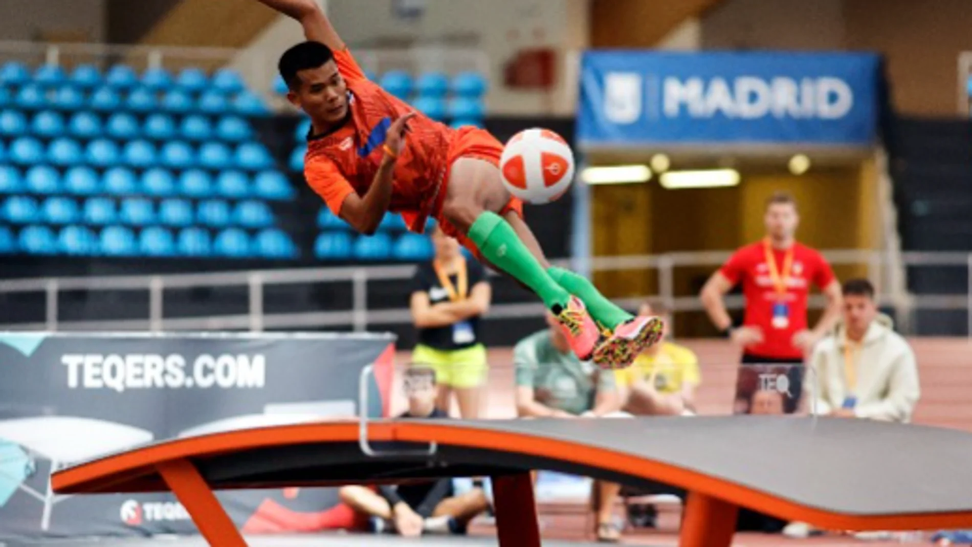 Un deportista realizando Teqball
