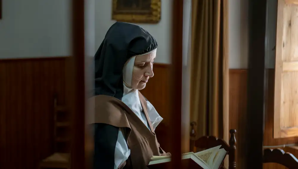 La Hermana de clausura Lourdes de la Inmaculada muestra el facsímil