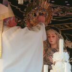 Monseñor Saiz Meneses ha coronado a la patrona de Cantillana, Nuestra Señora de la Soledad