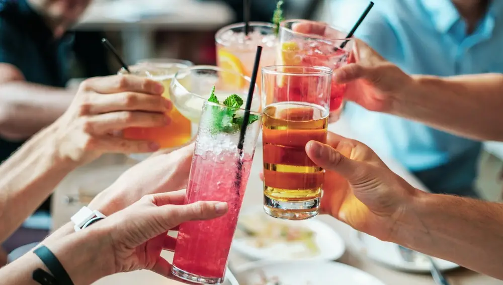 La bebida más popular entre los jóvenes que tiene efectos dañinos para la salud (no es alcohol)