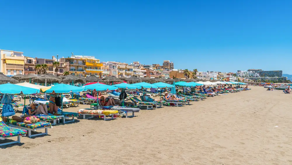 España es uno de los países preferidos de los turistas británicos, que eligen nuestro país para sus vacaciones de verano o teletrabajar, algo de lo que se hace eco la prensa británica