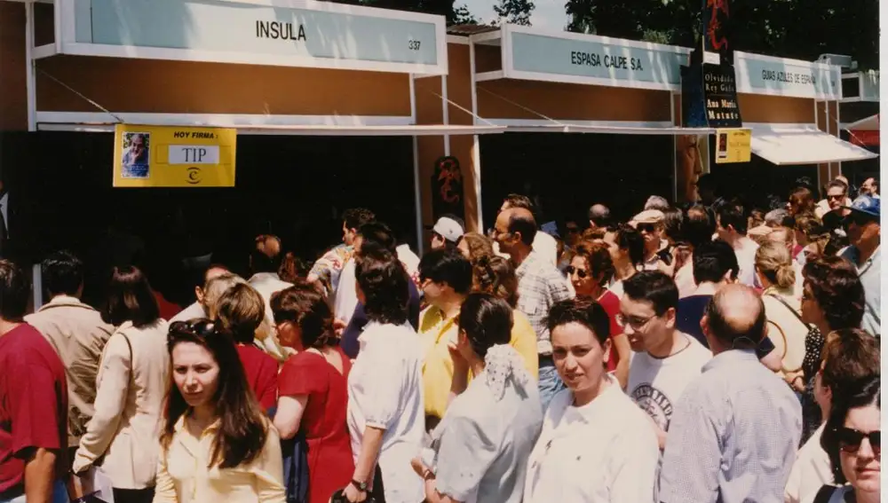 Detalle del público de la Feria del Libro de Madrid de 1997