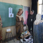 La presidenta de la Diputación, Ángeles Armisén, y el obispo de la Diócesis, Mikel Garciandía, entre otros, visitan el taller de restauración de obras de arte 
