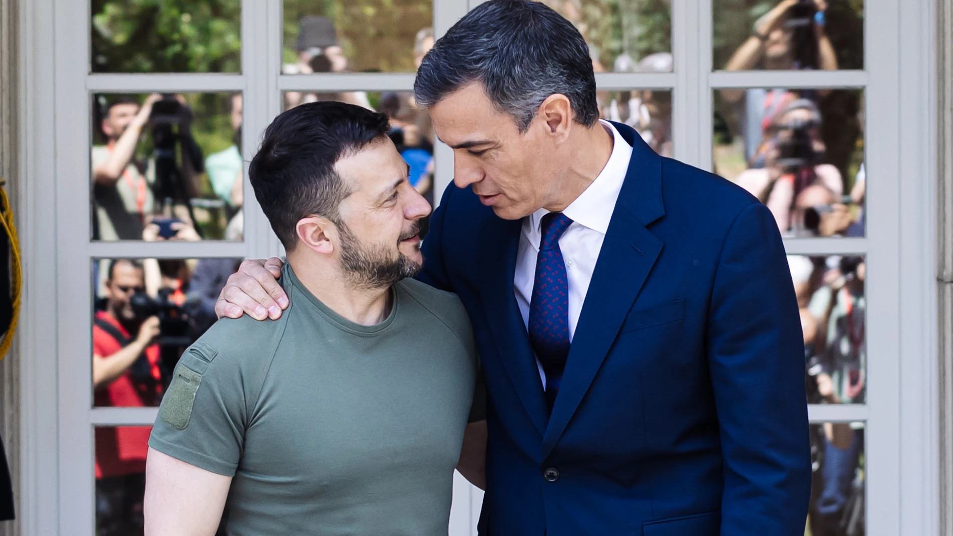 El presidente de Ucrania, Volodimir Zelenski (i) y el presidente del Gobierno, Pedro Sánchez (d), se saludan a su llegada a un encuentro en el Palacio de La Moncloa, a 27 de mayo de 2024, en Madrid (España). Durante su reunión, Sánchez y Zelenski firman un nuevo acuerdo bilateral de seguridad, como ya ha hecho Ucrania con otros países de la UE y la OTAN. Antes de su encuentro con el presidente del Ejecutivo, Zelenski ha sido recibido por el Rey a su llegada al aeropuerto de Barajas y hoy por ...