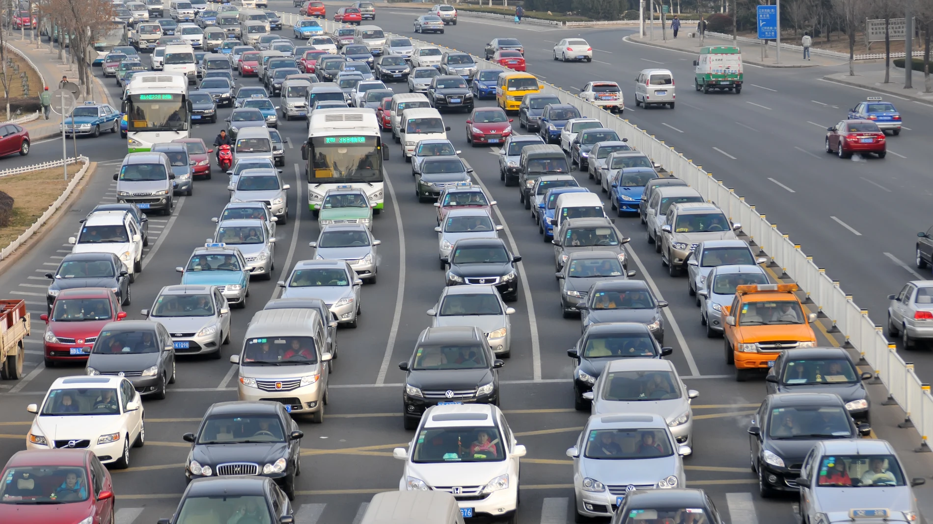 Los atascos son unos de los problemas más frecuentes en las carreteras españolas