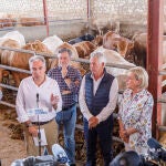 Bendodo atiende a la prensa durante su visita a una finca de Valdeprados (Segovia) junto a Francisco Vázquez, José Mazarías y Paloma Sanz