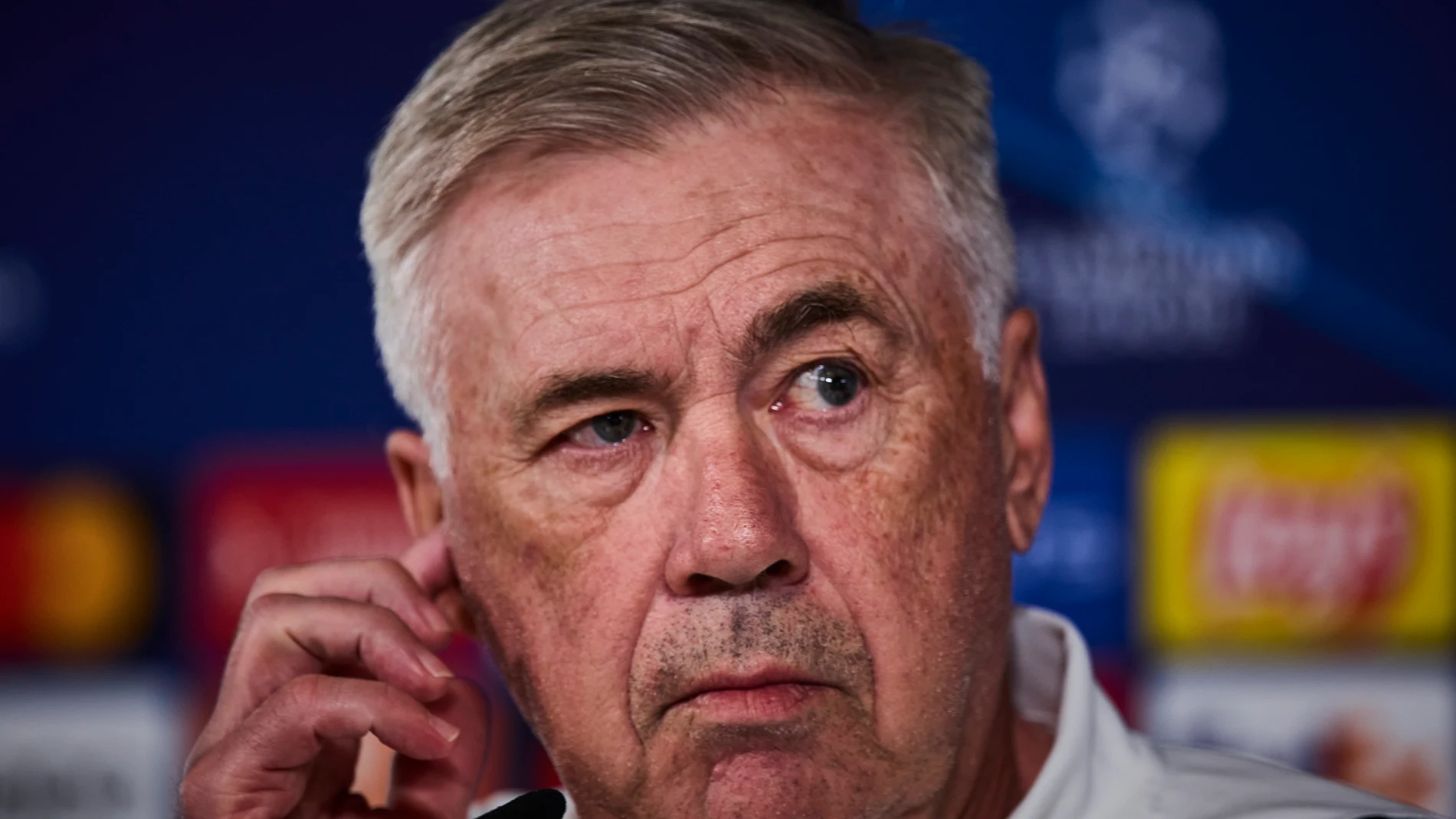 El técnico del Real Madrid, Carlo Ancelotti, durante la rueda de prenda que ha ofrecido este lunes en el que el equipo blanco celebra su Open Media Day de la final de la Liga de Campeones. © Alberto R. Roldán / Diario La Razón. 27 05 2024