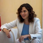 Isabel Díaz Ayusomantiene un encuentro se reúne con la presidenta de la Federación Española de Baloncesto, Elisa Aguilar