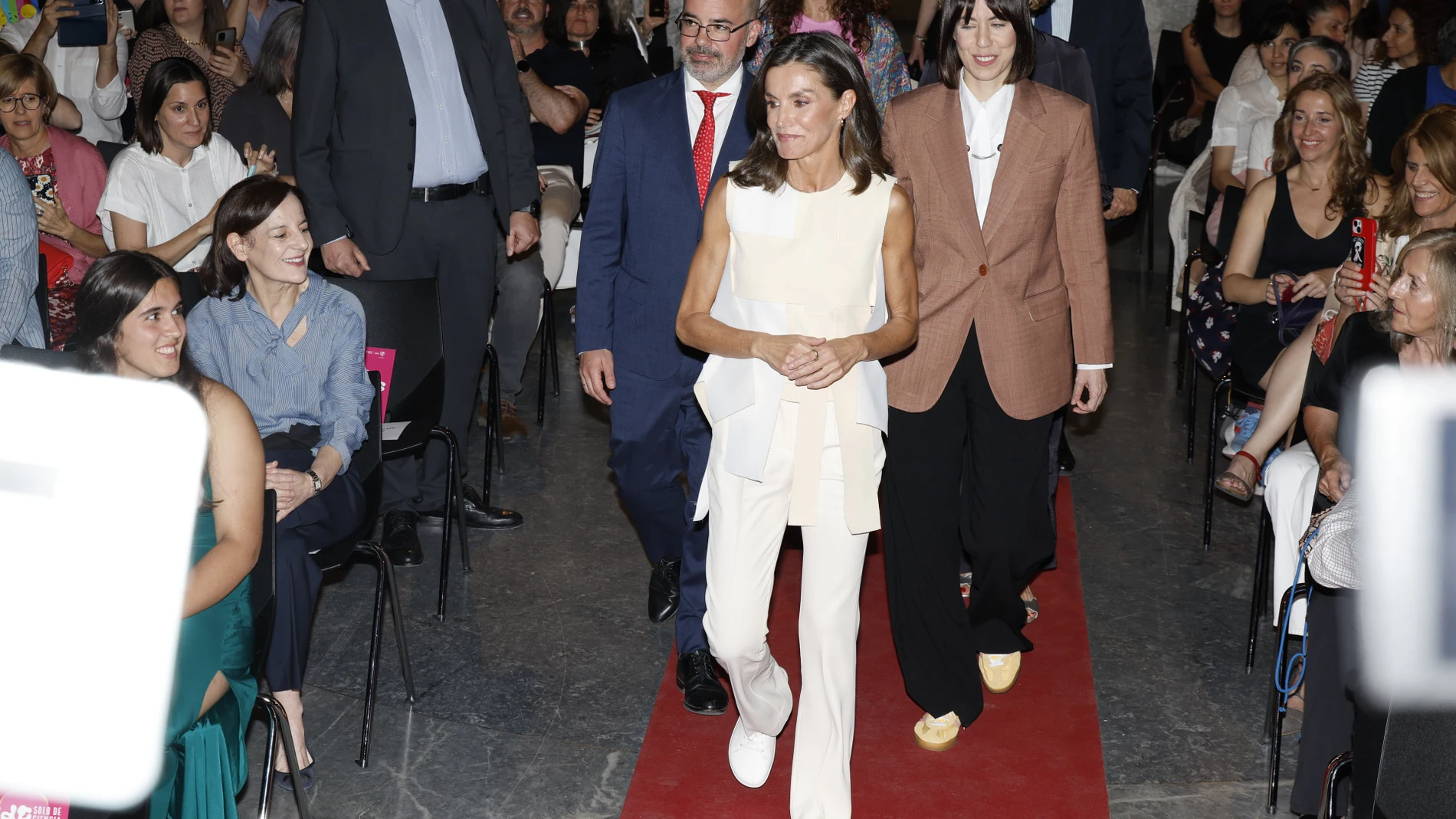 La Reina Letizia se adelanta al verano.