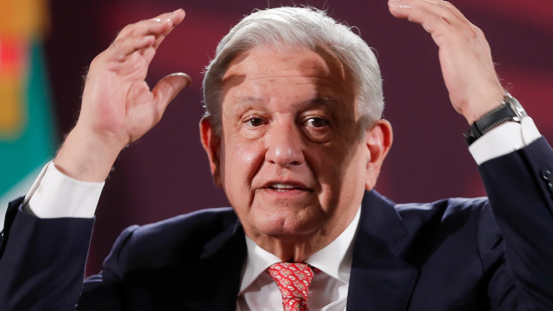 MEX9222. CIUDAD DE MÉXICO (MÉXICO), 28/05/2024.- El presidente de México Andrés Manuel López Obrador, participa este martes en una conferencia de prensa matutina en el Palacio Nacional de la Ciudad de México (México). El presidente mexicano, Andrés Manuel López Obrador, rechazó este martes opinar sobre las elecciones presidenciales del 28 de julio en Venezuela, donde crece la preocupación por la inhabilitación y desaparición de opositores al Gobierno de Nicolás Maduro. EFE/Isaac Esquivel