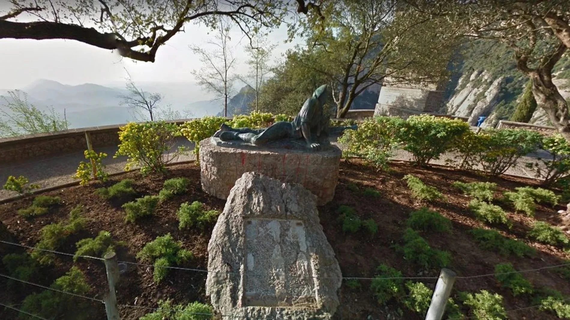 Imagen del conjunto antes de la retirada de la estatua