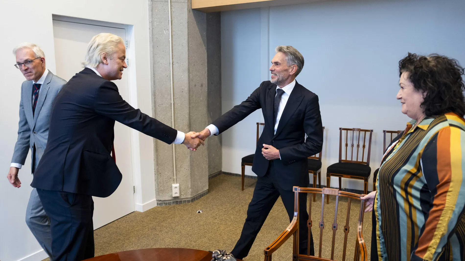 The Hague (Netherlands), 28/05/2024.- Former intelligence service chief Dick Schoof (C) greets Party for Freedom (PVV) leader Geert Wilders during a meeting with the party leaders of PVV, VVD, NSC and BBB in the Hague, the Netherlands, 28 May 2024. Dutch parties in talks to form a new government are expected to nominate Dick Schoof for the Prime Minister post. (Países Bajos; Holanda, La Haya) EFE/EPA/JEROEN JUMELET