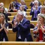 Los senadores del PP, Alicia García (i), Francisco Javier Arenas y María Salom, este martes, en la sesión del Pleno del Senado, en Madrid. 