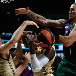 Sleva, Ennis y Osetkowski tratan de hacerse con el rebote