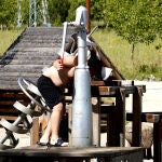 Un joven se refresca ante el intenso calor