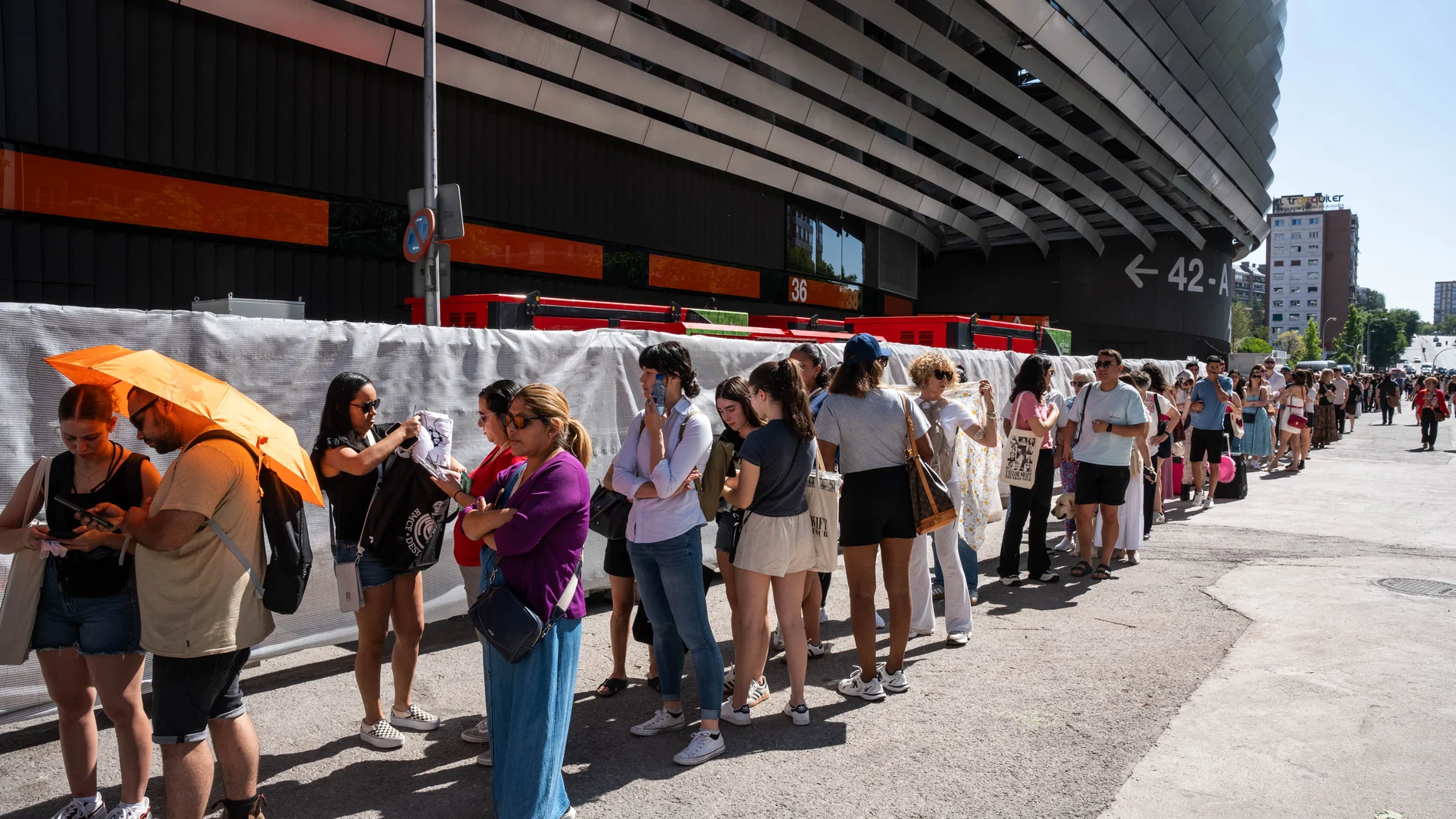 Decenas de personas hacen cola para la compra de merchandising de Taylor Swift, en los alrededores del Estadio Santiago Bernabéu, a 28 de mayo de 2024, en Madrid (España). La artista estadounidense Taylor Swift actúa los próximos 29 y 30 de mayo en el nuevo Estadio Santiago Bernabéu de Madrid en el marco de la etapa europea de 'The Eras Tour'. La gira en Europa, que incluye más de una veintena de fechas, arrancó el 9 de mayo de 2024 en París y finaliza el 17 de agosto en Londres. Madrid es la...