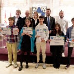 Foto de familia de Rocío Lucas y Pablo Morillo con los premiados
