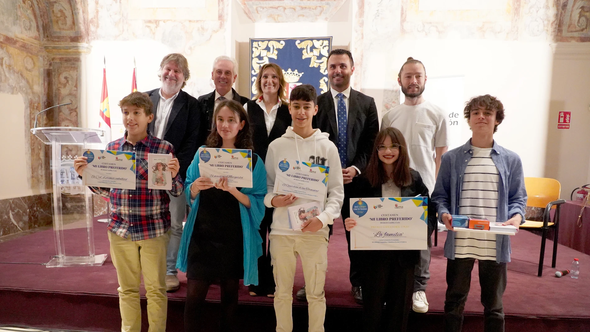 Foto de familia de Rocío Lucas y Pablo Morillo con los premiados