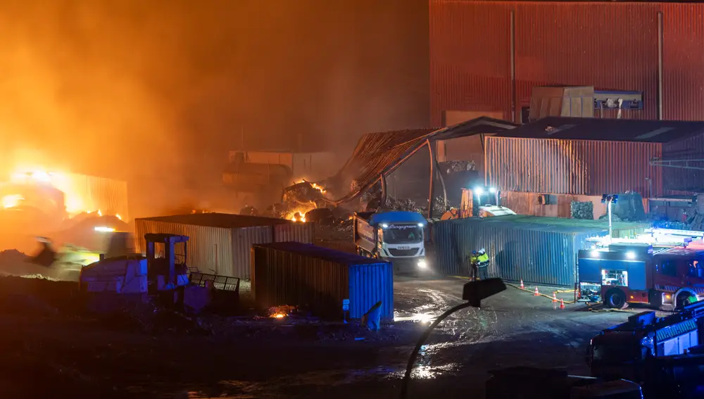 Seis dotaciones de bomberos intentan apagar un incendio en el vertedero de Zonzamas (Lanzarote)