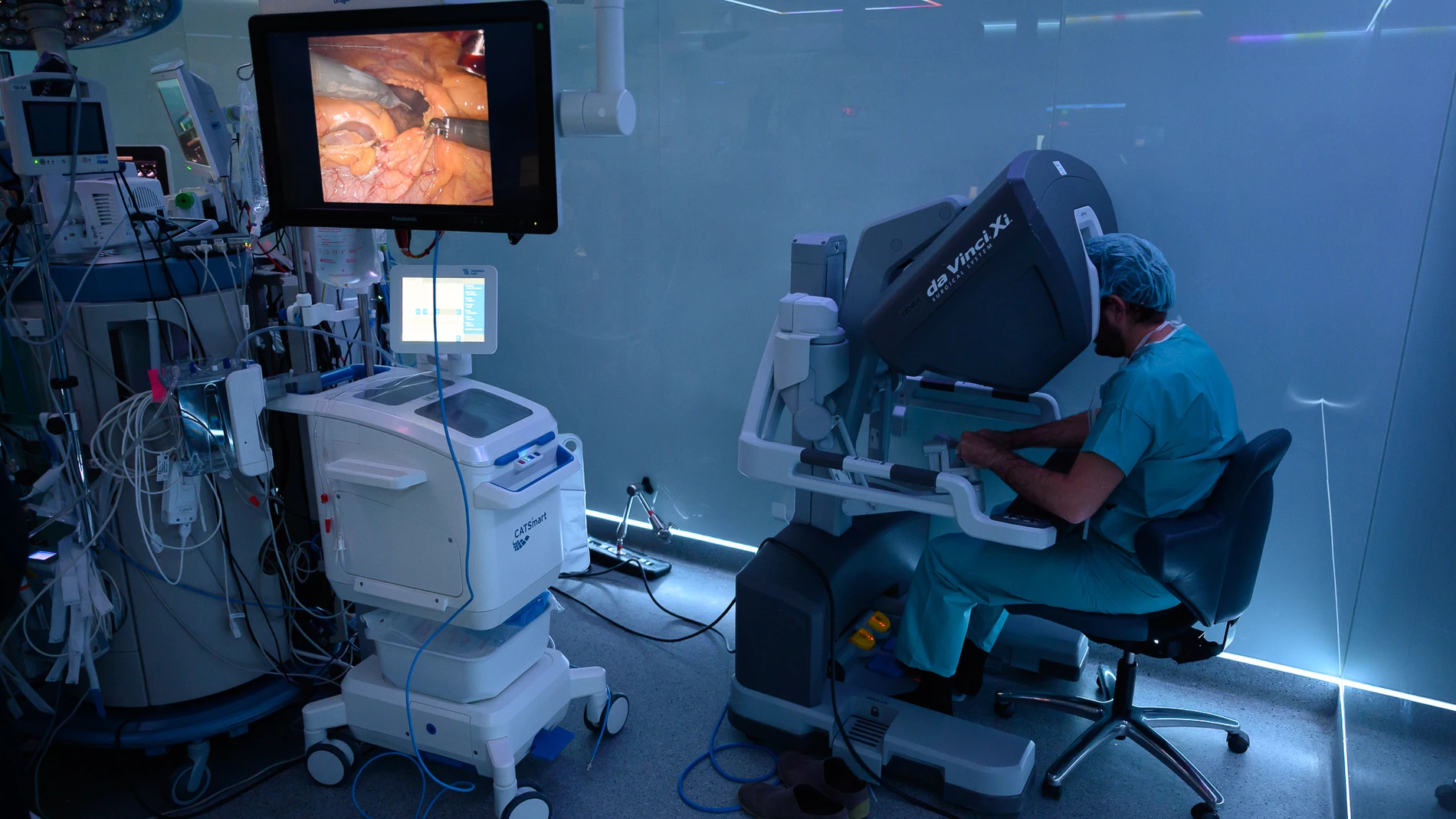 El doctor Pereda a los mandos de la consola del Da Vinci durante una cirugía robótica de válvula aórtica