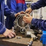 Alumnos de Formación Profesional aprendiendo biomecánica en un centro escolar