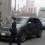  Fotografía del vehículo que ingresa a la presidenta de Perú, Dina Boluarte, al Ministerio Público este martes en Lima (Perú)