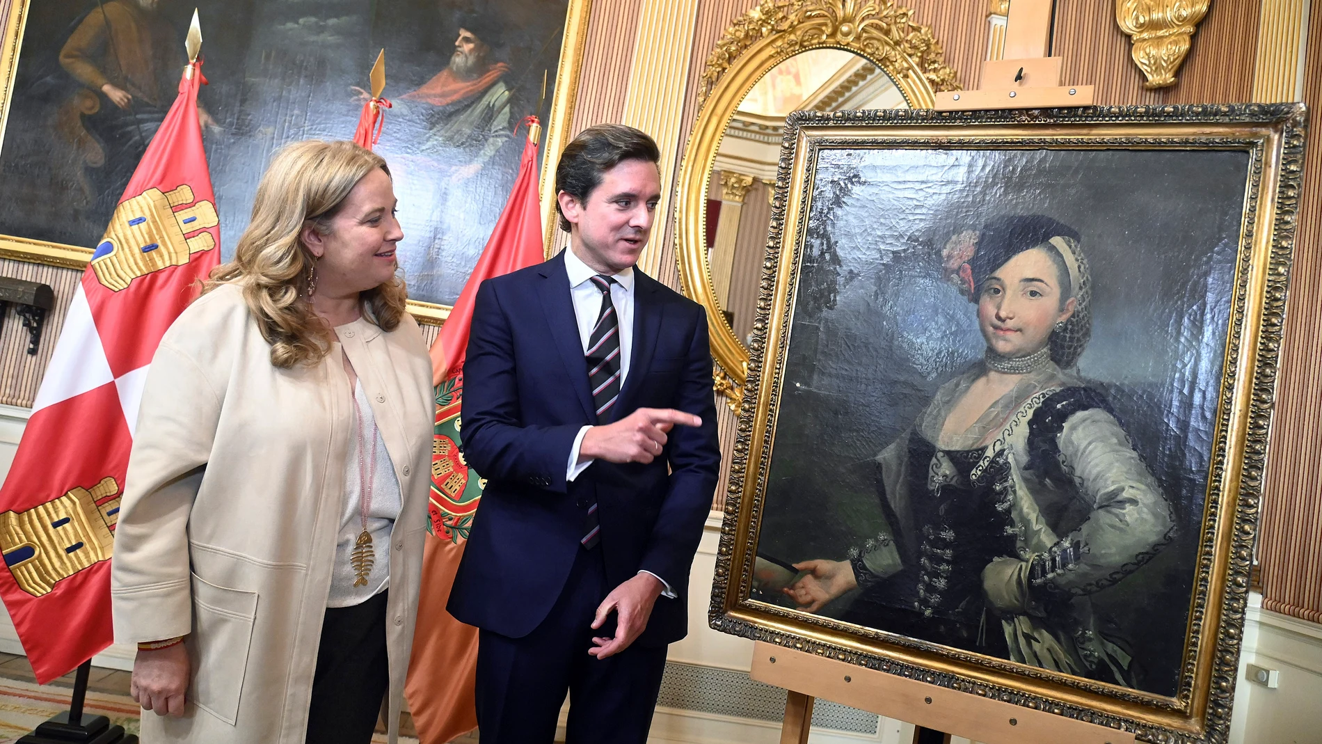 La alcaldesa de Burgos, Cristina Ayala, hace entrega del cuadro ‘Retrato de Dama’ a la familia De la Sota y Llano