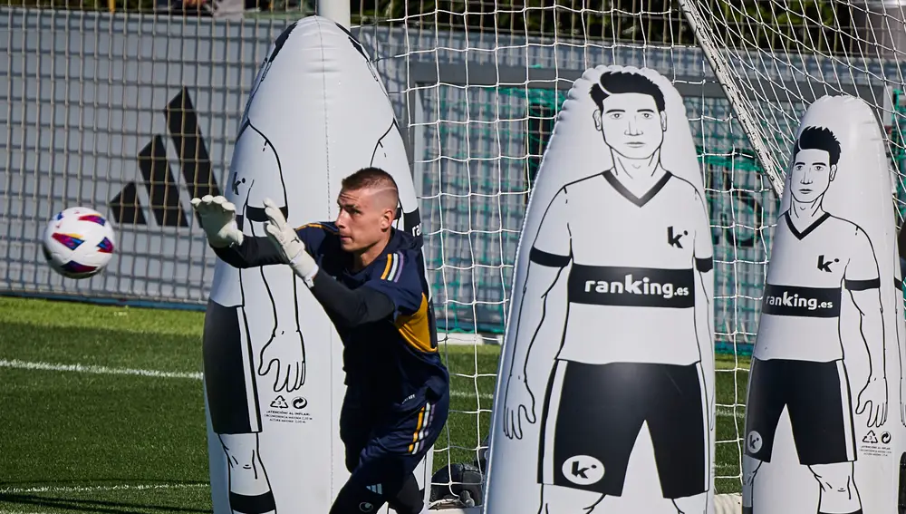 Lunín, portero del Real Madrid, durante un entrenamiento del Real Madrid en Valdebebas.