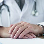 Médico manos cruzadas