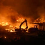 Seis dotaciones de bomberos intentan apagar un incendio en el vertedero de Zonzamas (Lanzarote)