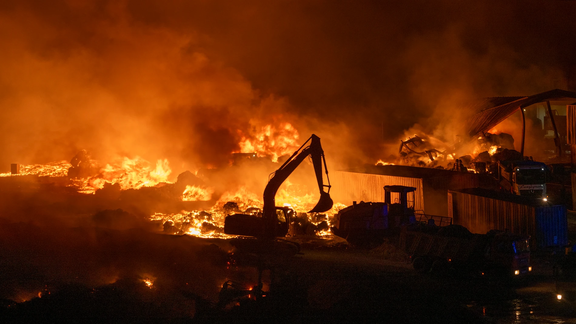 -FOTODELDÍA- GRAFCAN9731. SAN BARTOLOMÉ (LANZAROTE) (ESPAÑA), 27/05/2024.- Seis dotaciones de los bomberos del Cabildo de Lanzarote, con apoyo de bomberos voluntarios y de personal de emergencias del aeropuerto de la isla, tratan de apagar un incendio que se ha declarado esta tarde en el vertedero de Zonzamas y que está provocando una densa columna de humo. EFE/Adriel Perdomo