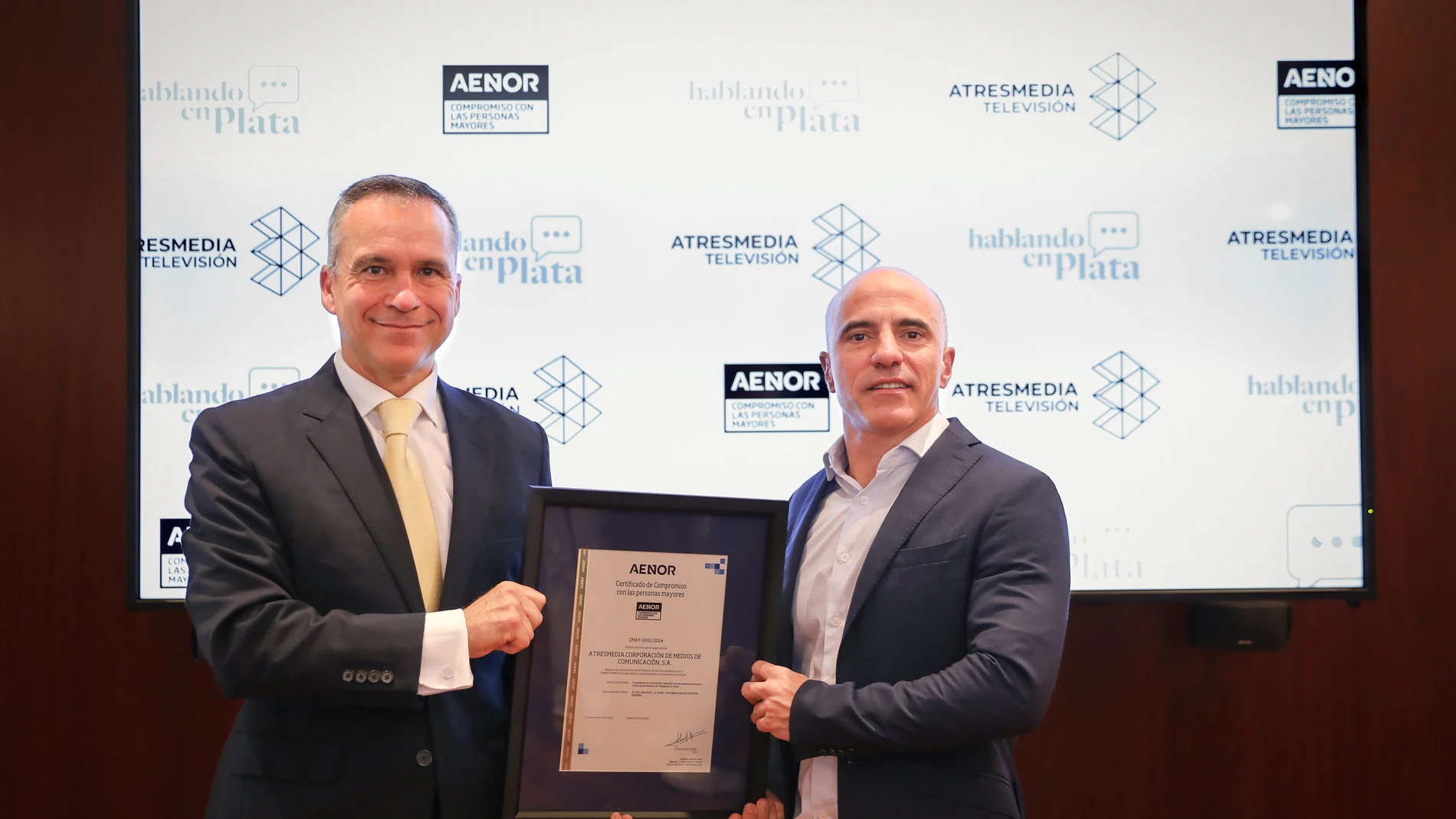 El director general de Atresmedia TV, José Antonio Antón, ha recogido este martes el sello concedido por parte de Rafael García Meiro, CEO de AENOR