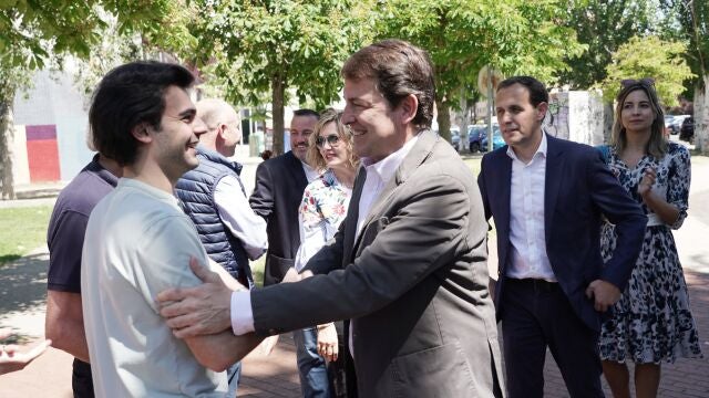 El presidente del PP de Castilla y León, Alfonso Fernández Mañueco, visita la localidad vallisoletana de Laguna de Duero, junto al presidente provincial del PP, Conrado Íscar y junto al alcalde de la localidad, Avelino Álvarez. Paseo central del Lago (Laguna de Duero).