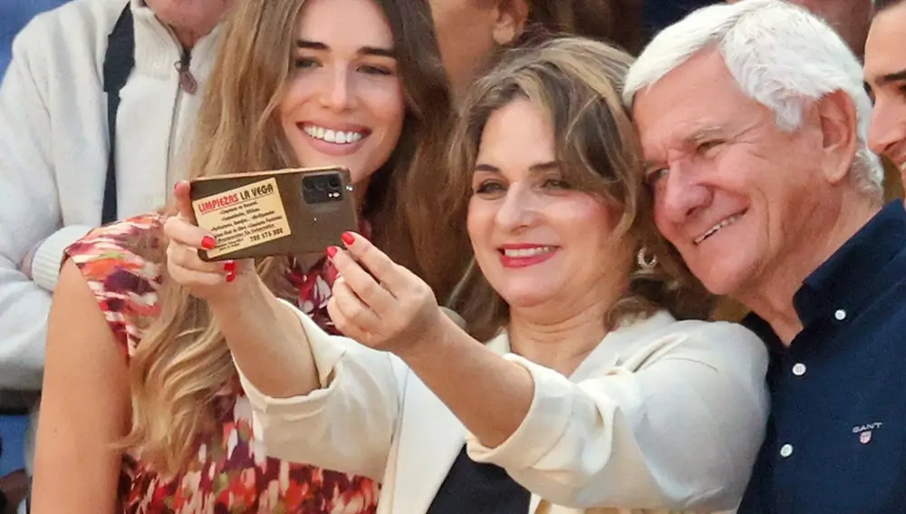 Los padres de Ana Soria, encantados de tener a Enrique Ponce como yerno, se pronuncian sobre su 'sí quiero'