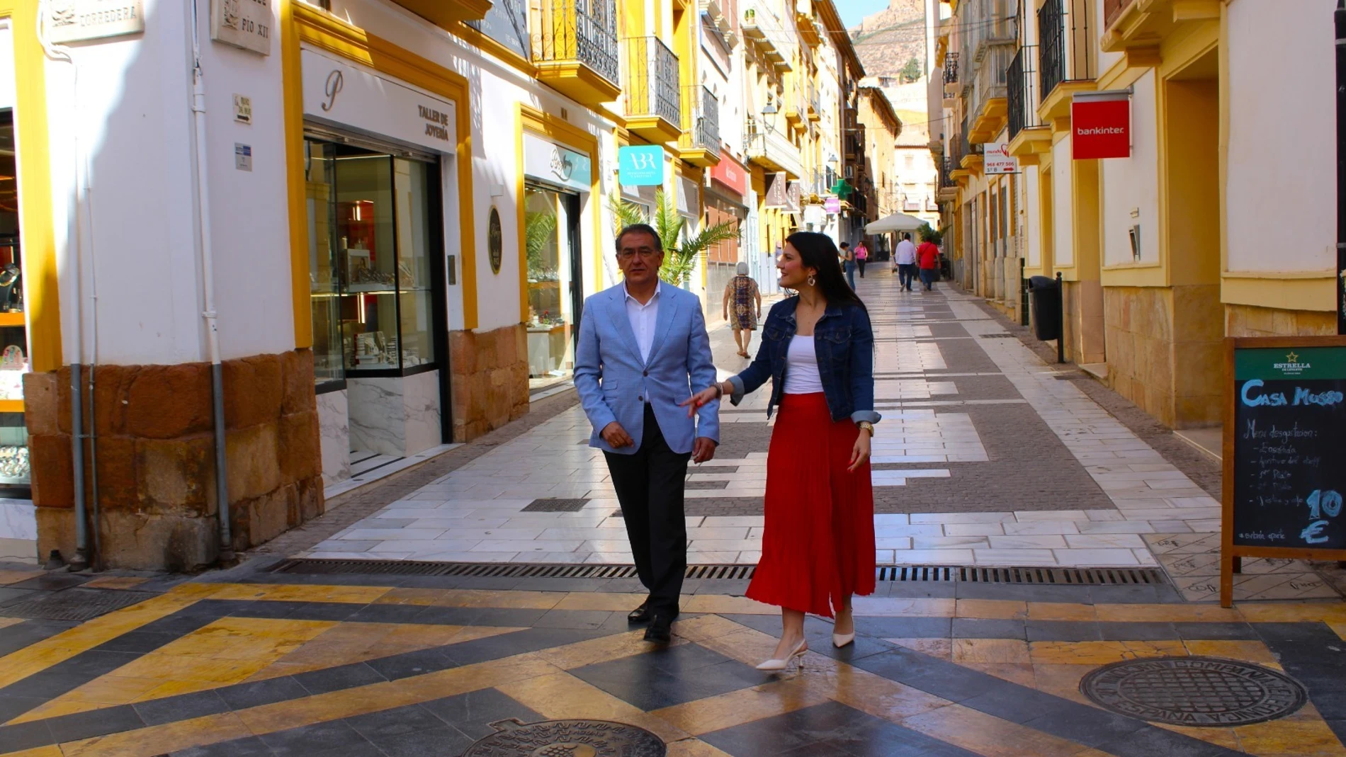 La edil de Medio Ambiente, María Hernández Benítez, paseando por el centro