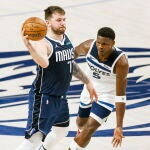 Doncic realiza un pase en presencia de Anthony Edwards