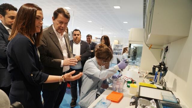 El presidente de la Junta de Castilla y León, Alfonso Fernández Mañueco, visita las instalaciones de la empresa 53Biologics.