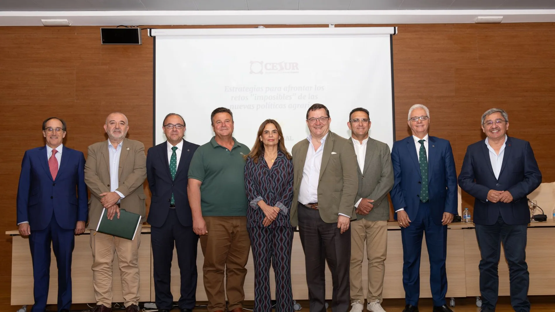 Los participantes en la jornada organizada por Cesur