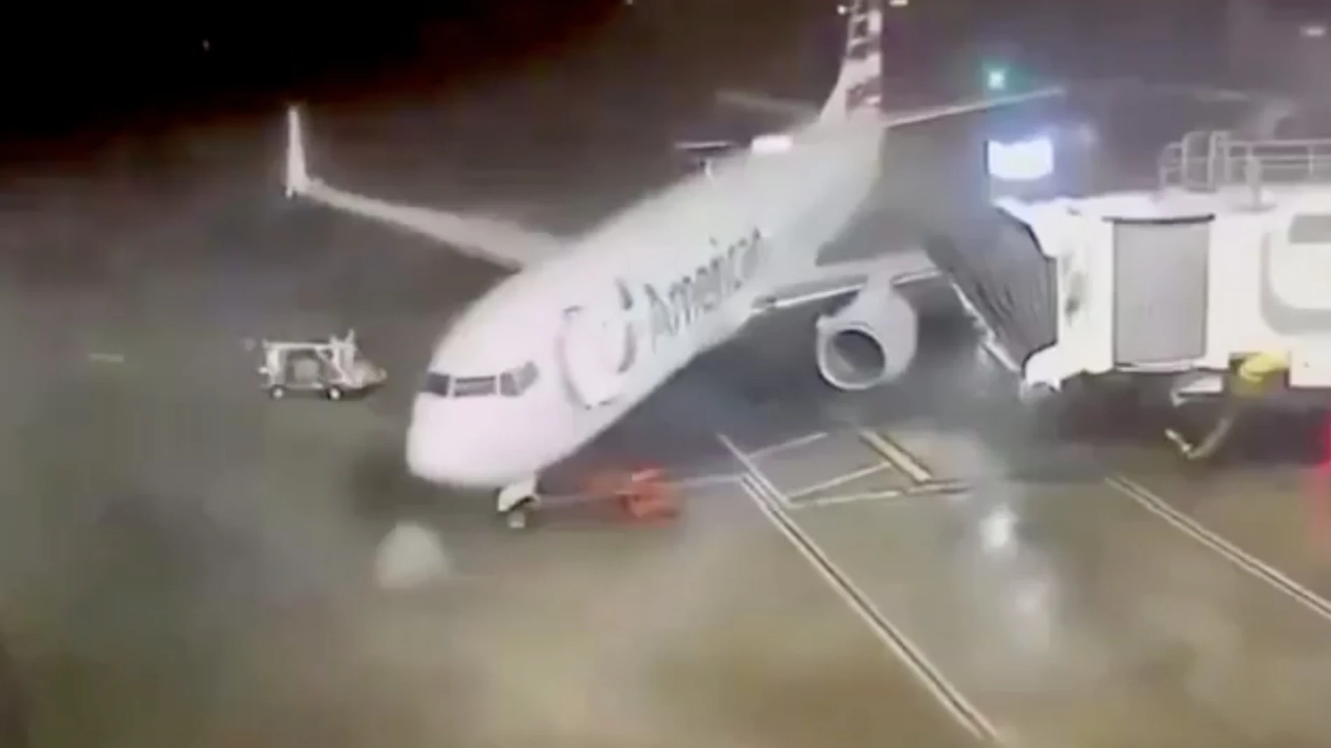 Un avión es arrastrado por fuertes vientos en el aeropuerto de Texas