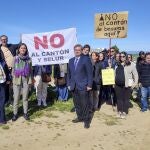 La portavoz del grupo municipal socialista, Reyes Maroto (c-i), y el secretario de Estado de Memoria Democrática, Fernando Martínez López (c-d), durante una protesta en los terrenos