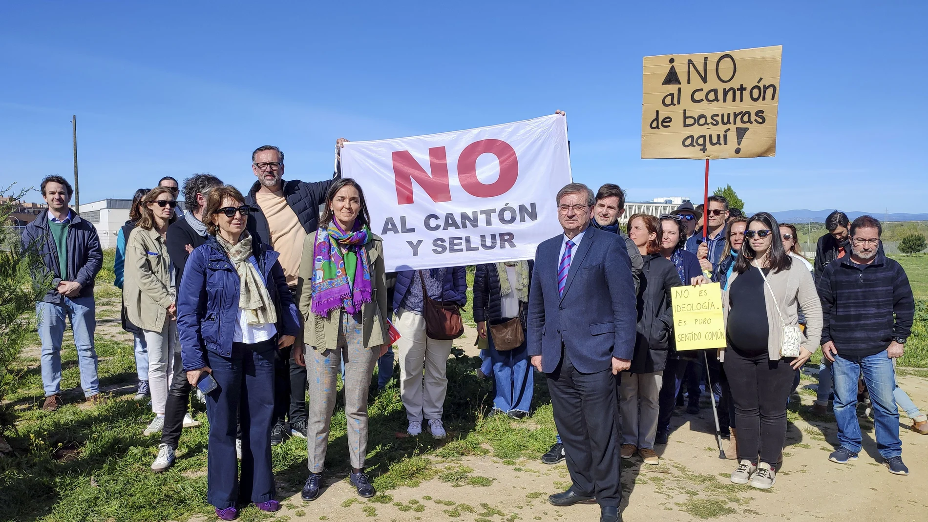 La portavoz del grupo municipal socialista, Reyes Maroto (c-i), y el secretario de Estado de Memoria Democrática, Fernando Martínez López (c-d), durante una protesta en los terrenos