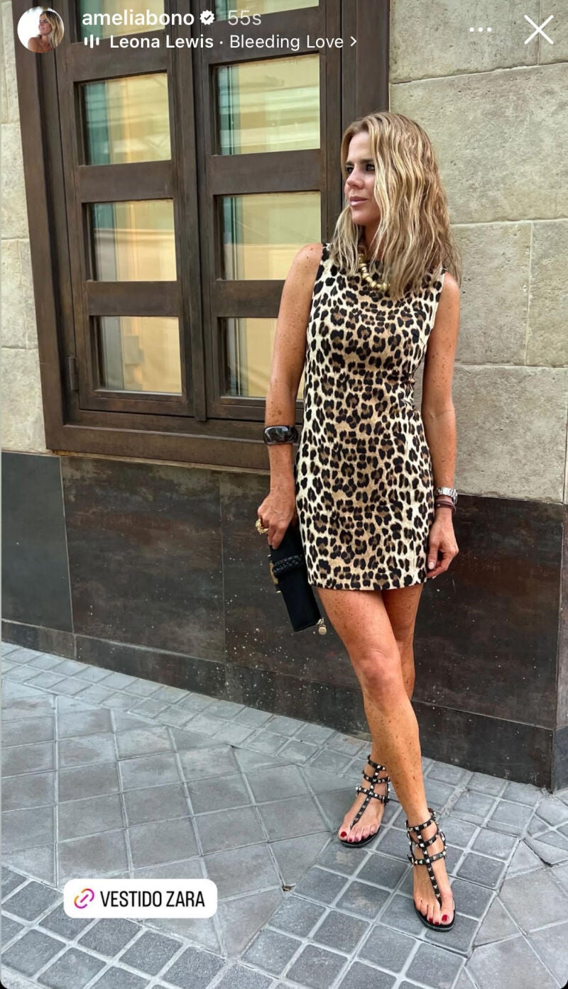 Amelia Bono con vestido de leopardo.