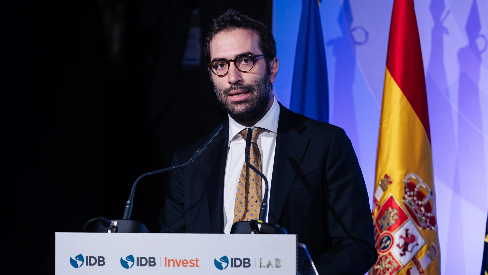 El ministro de Economía, Comercio y Empresa, Carlos Cuerpo, interviene durante el lanzamiento del programa 'BID for the Americas', en la Casa de América, a 30 de mayo de 2024, en Madrid (España). El motivo del encuentro es el lanzamiento en Europa del nuevo programa 'BID for the Americas', que busca fomentar las oportunidades de negocio y fortalecer los lazos económicos entre América Latina y el Caribe y socios clave de sus países miembros no prestatarios. El programa se centra en tres pilare...