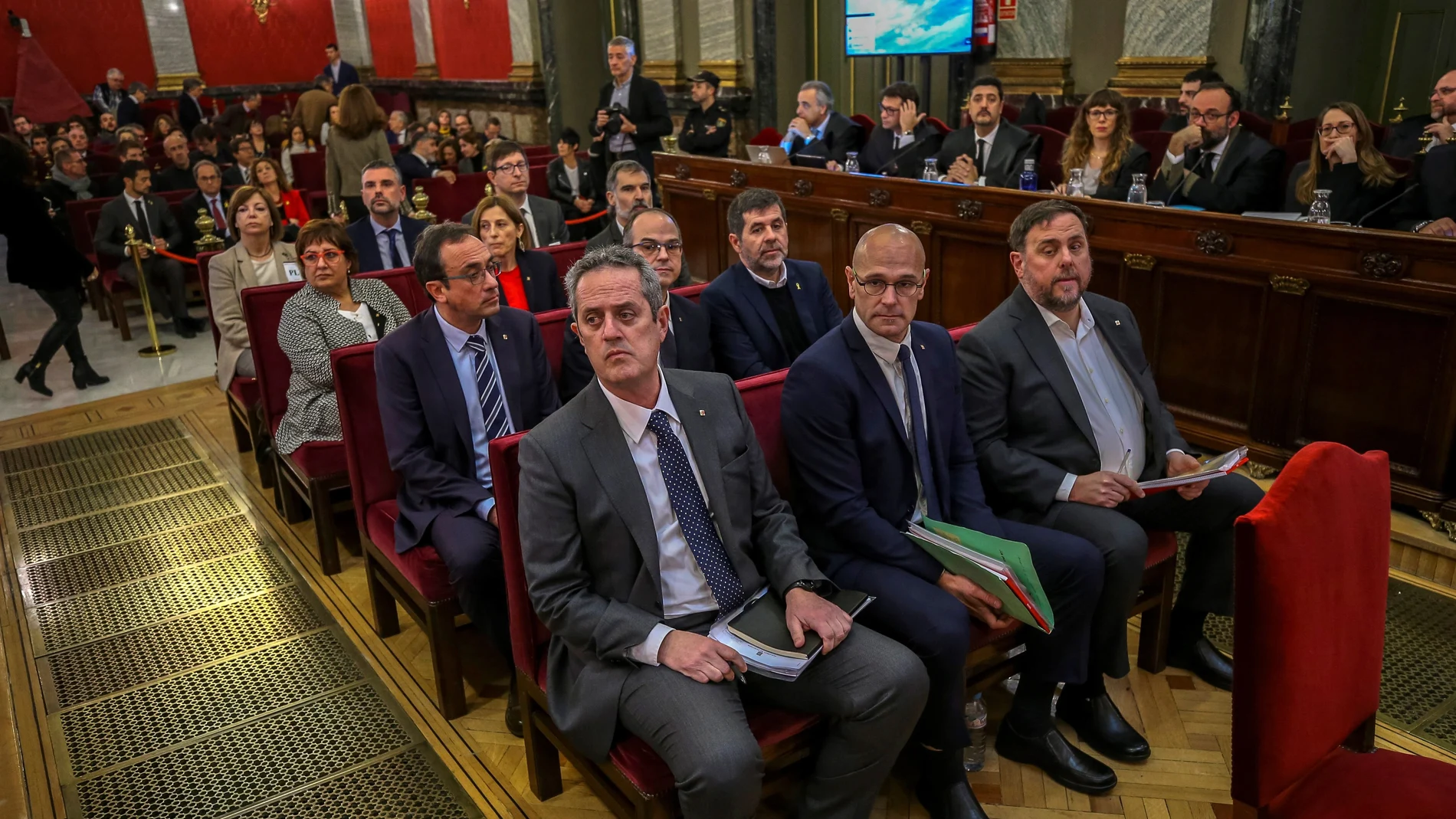 Los doce líderes independentistas acusados por el proceso soberanista catalán que derivó en la celebración del 1-O y la declaración unilateral de independencia de Cataluña (DUI), en el banquillo del Tribunal Supremo al inicio del juicio del "procés".